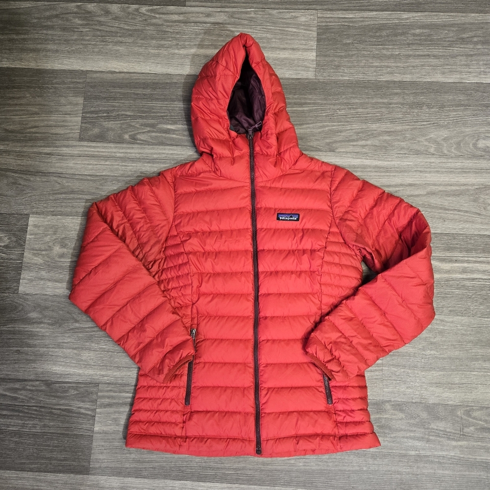 Pattagonia Womans Red puffer down jacket Size M With Hood